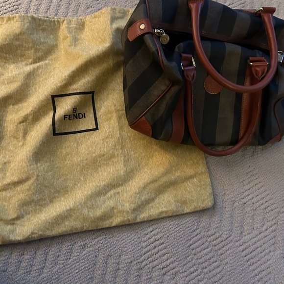 Vintage Fendi authentic purse. Very good condition slightly worn on bottom - Picture 8 of 8